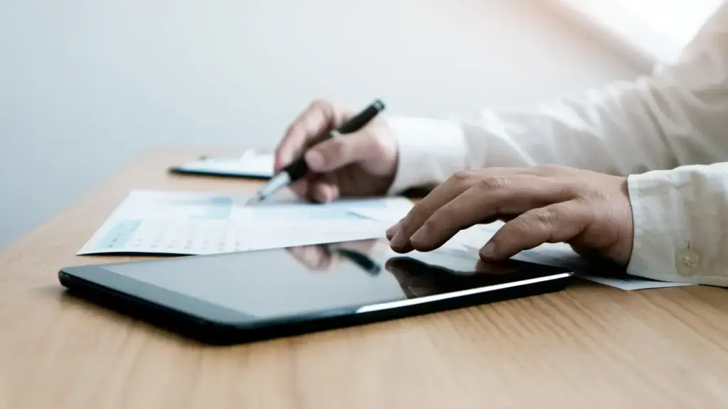 Auditor revisando documentación APPCC en una industria alimentaria